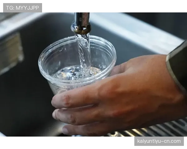 德约训练馆里连开水都讲究得像五星餐厅，普通人感觉自己是自来水桶一样惨