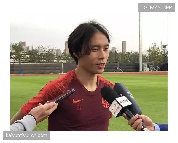 杨舒予比赛间隙自拍连发，球场上的女神居然这么会玩手机？